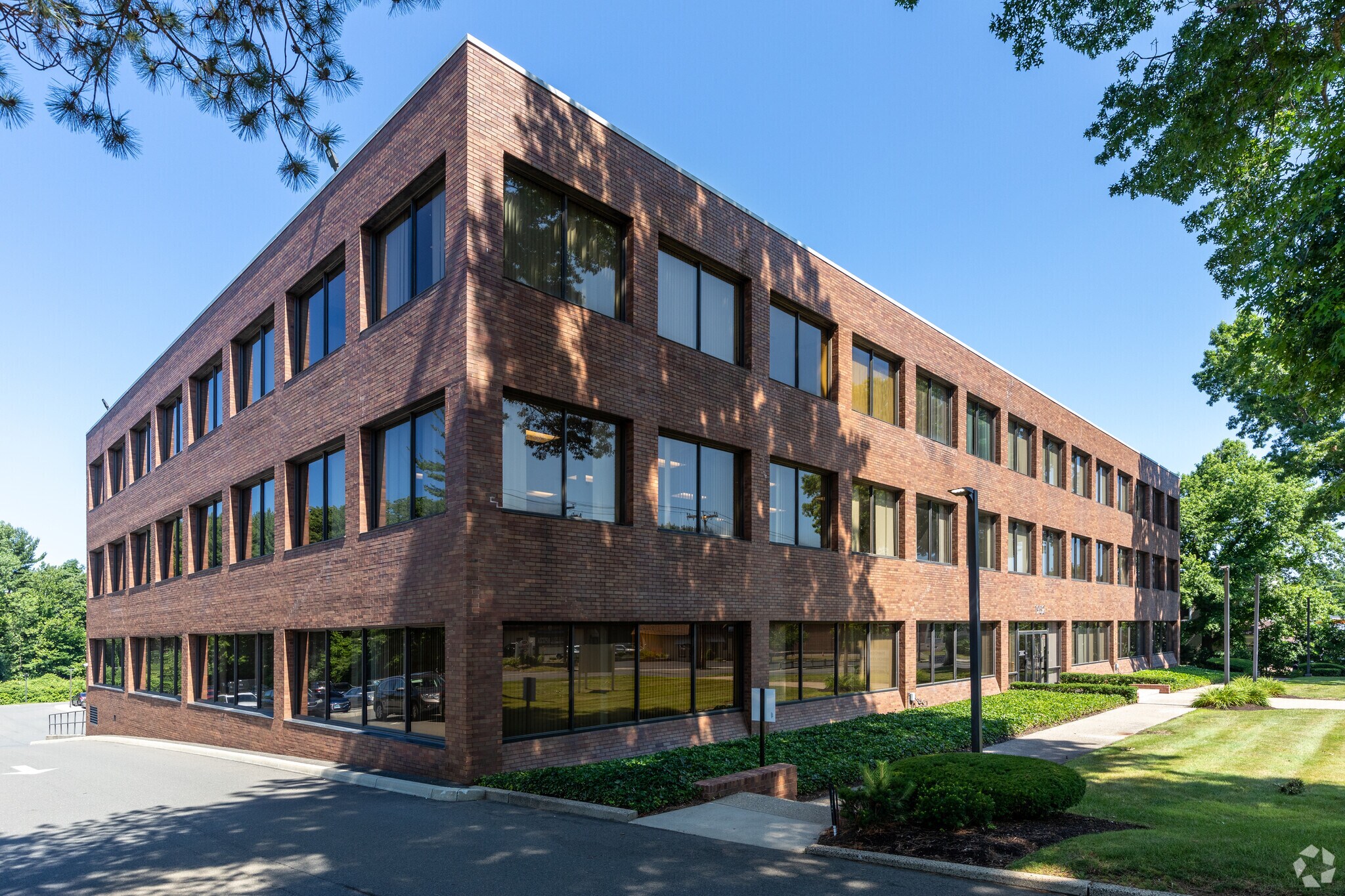 1952 Whitney Ave, Hamden, CT 06517