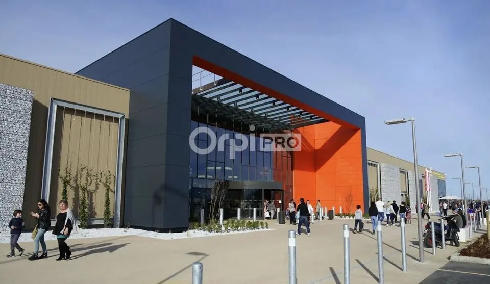 Location Commerce 100 m² - Photo 1