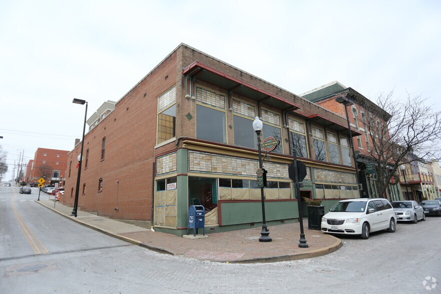305 N Main St, Saint Charles, MO 63301