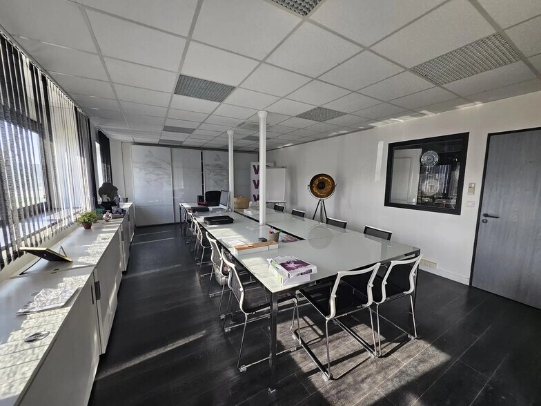 Flex in Moissy-Cramayel for lease - Building Photo - Image 3 of 5