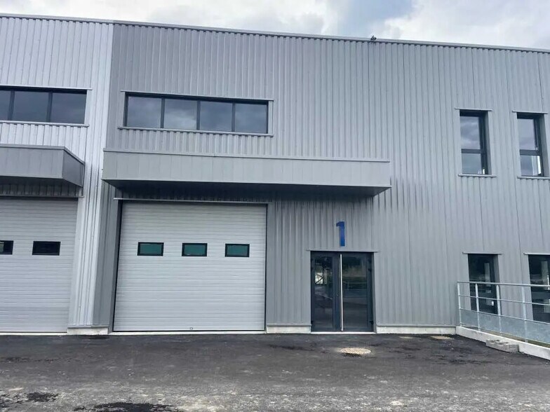 Flex in Bourgoin-Jallieu for lease - Building Photo - Image 1 of 13