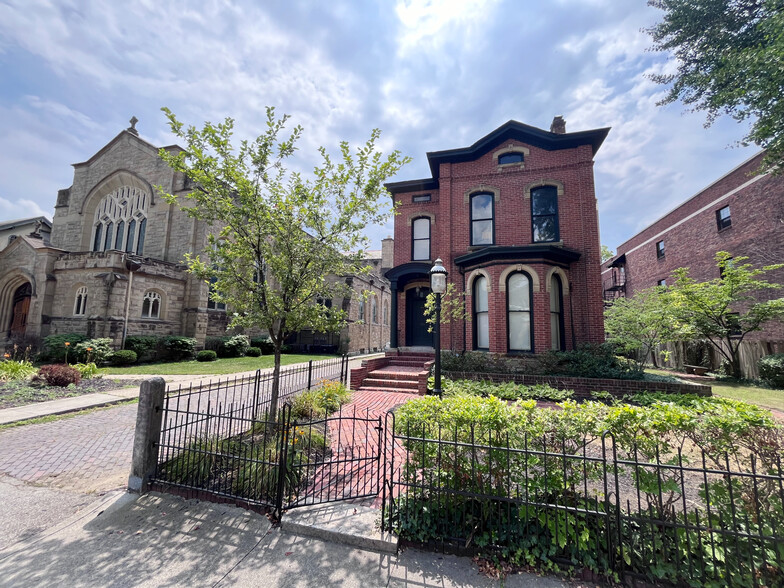 785 E Broad St, Columbus, OH for sale - Building Photo - Image 1 of 5