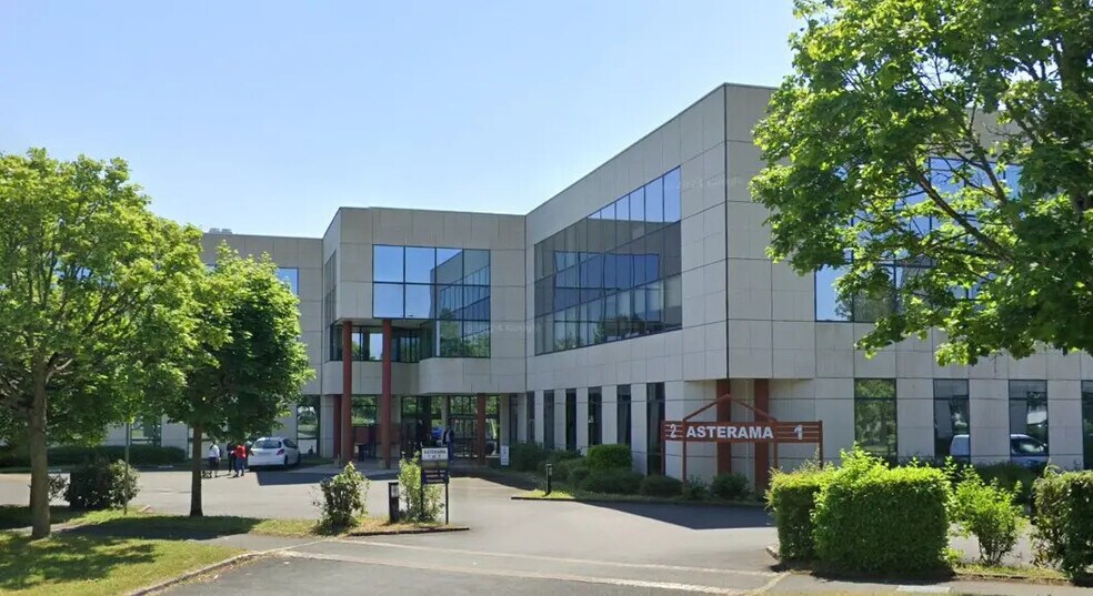 Retail in Chasseneuil-du-Poitou for lease - Building Photo - Image 1 of 3