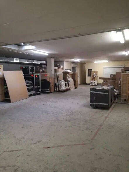 Industrial in Saint-Laurent-du-Var for lease - Interior Photo - Image 3 of 3