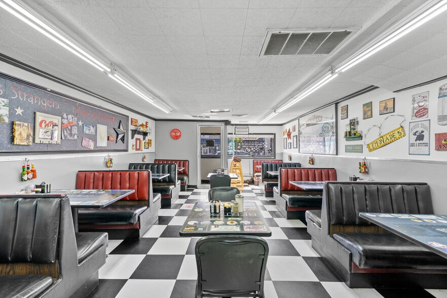 Restaurant + Apartment portfolio of 2 properties for sale on LoopNet.com - Building Photo - Image 2 of 12