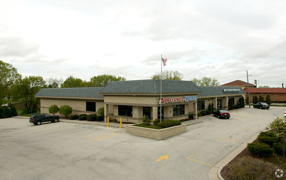 17045 W Capitol Dr, Brookfield, WI for lease - Building Photo - Image 1 of 2