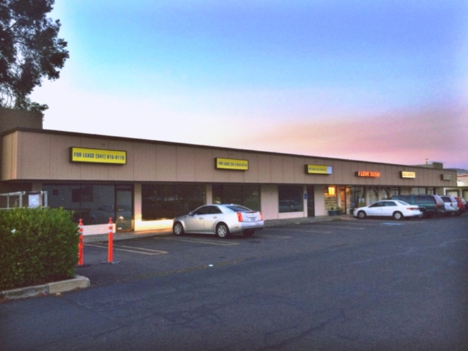 201 E Barnett Rd, Medford, OR for lease - Primary Photo - Image 3 of 4