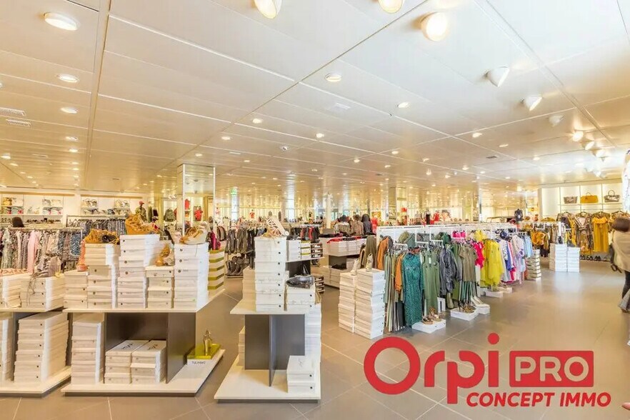 Retail in Saint-Vincent-de-Tyrosse for lease - Building Photo - Image 3 of 8