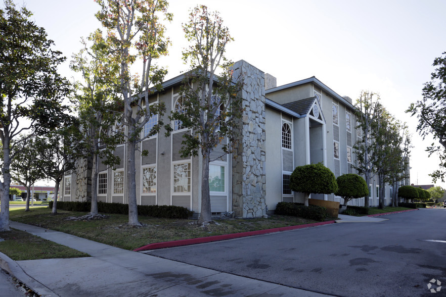 18837 Brookhurst St, Fountain Valley, CA for lease - Building Photo - Image 3 of 9