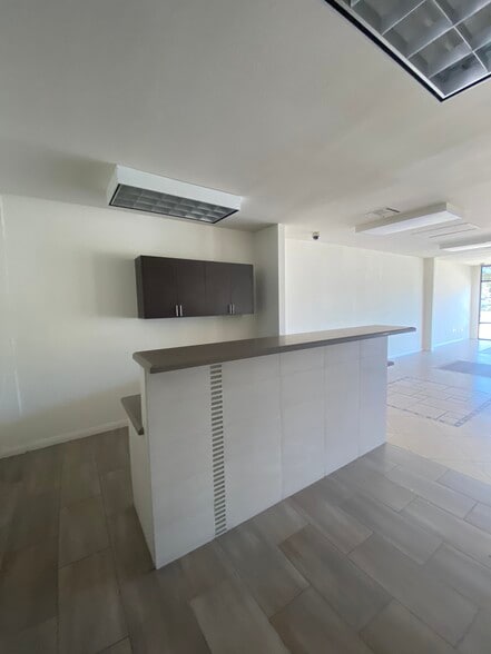 21301 Vanowen St, Canoga Park, CA for lease - Interior Photo - Image 2 of 13