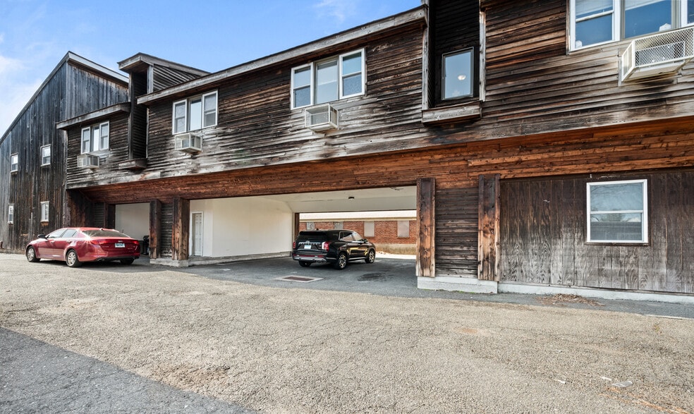 547 Naugatuck Ave, Milford, CT for sale - Primary Photo - Image 1 of 12