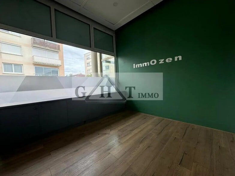 Retail in Créteil for sale - Interior Photo - Image 2 of 7