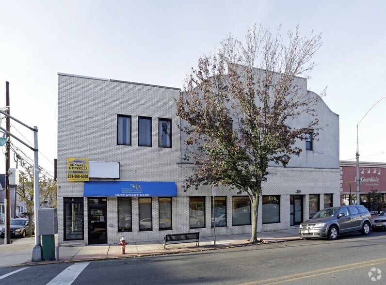 819 Broadway, Bayonne, NJ for sale - Primary Photo - Image 1 of 1