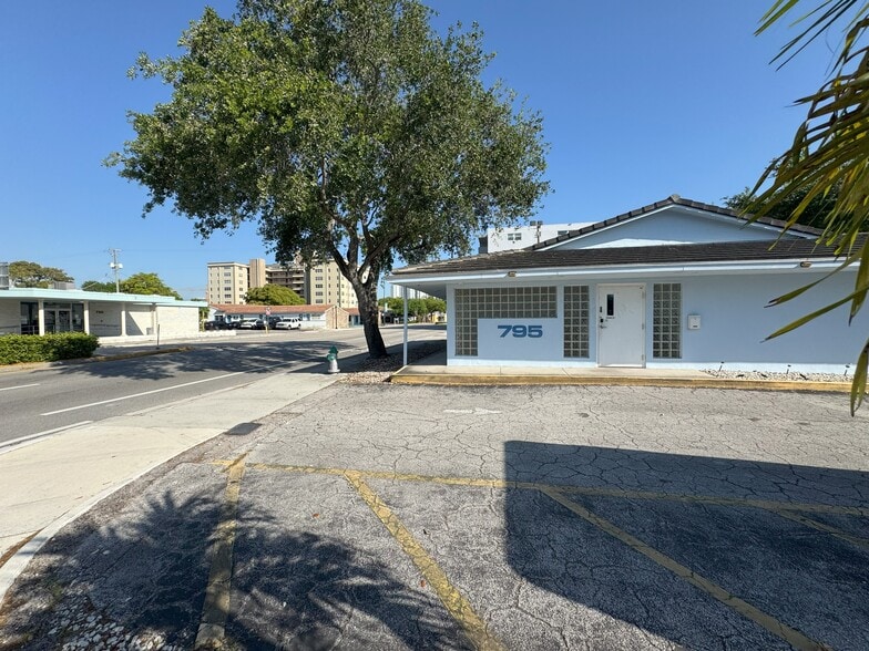 795 S Federal Hwy, Hollywood, FL for lease - Building Photo - Image 3 of 19