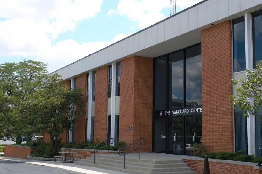 5105 Tollview Dr, Rolling Meadows, IL for lease - Building Photo - Image 3 of 8