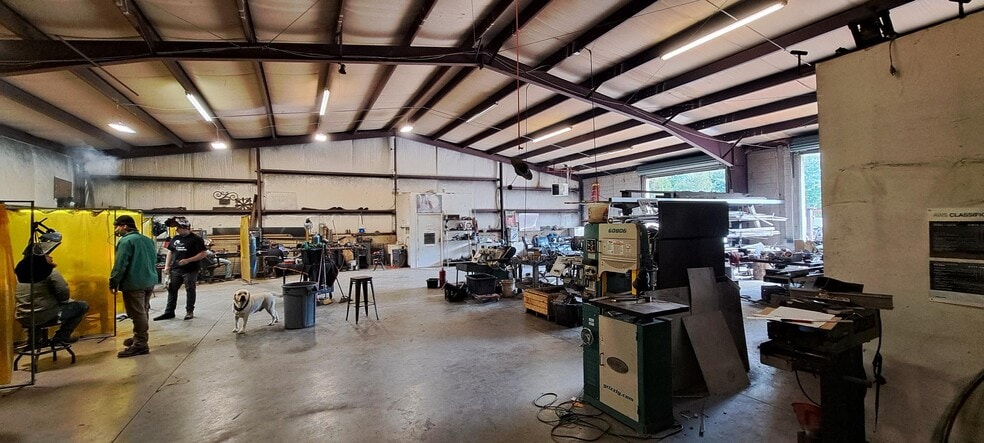 92 & 102 Industrial Way, Troy, VA for lease - Interior Photo - Image 3 of 7