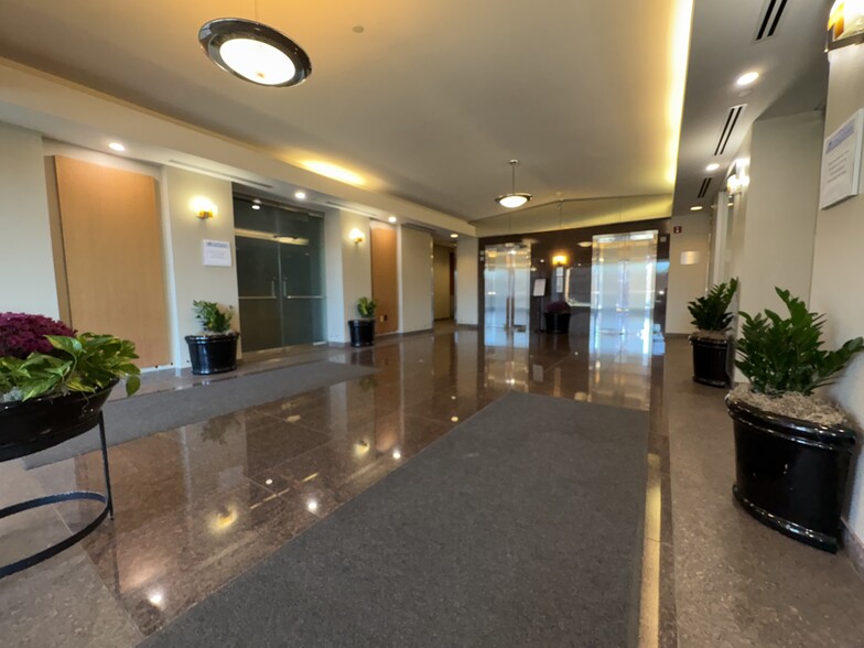 4031 University Dr, Fairfax, VA for lease - Lobby - Image 2 of 6