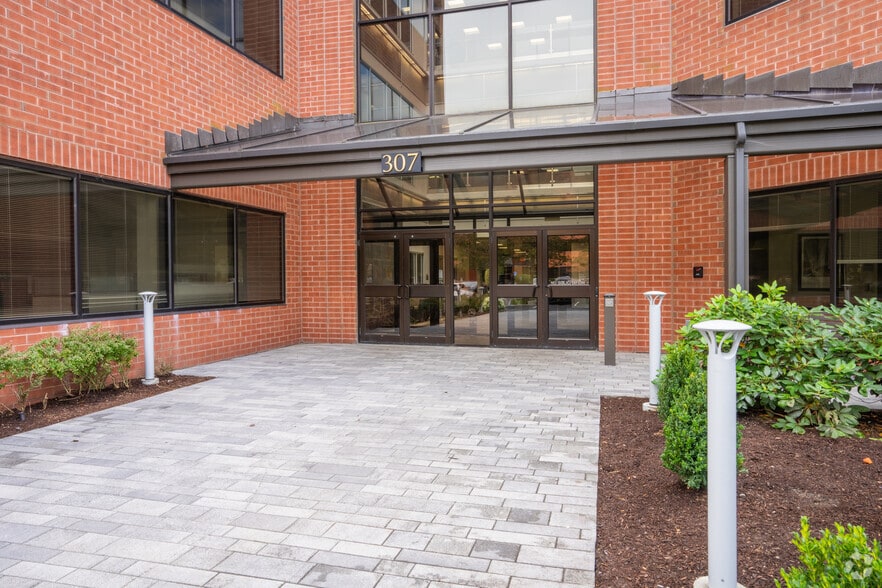 307 Waverley Oaks Rd, Waltham, MA for lease - Building Photo - Image 3 of 8