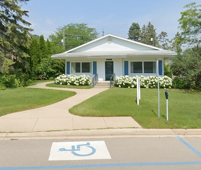 207 Circle Dr, Traverse City, MI for sale - Building Photo - Image 1 of 9