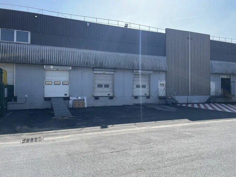 Industrial in Stains for lease - Building Photo - Image 1 of 8