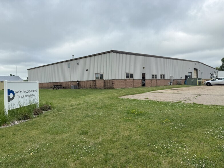 433 S Industrial Park Rd, Berlin, WI for sale - Building Photo - Image 2 of 12
