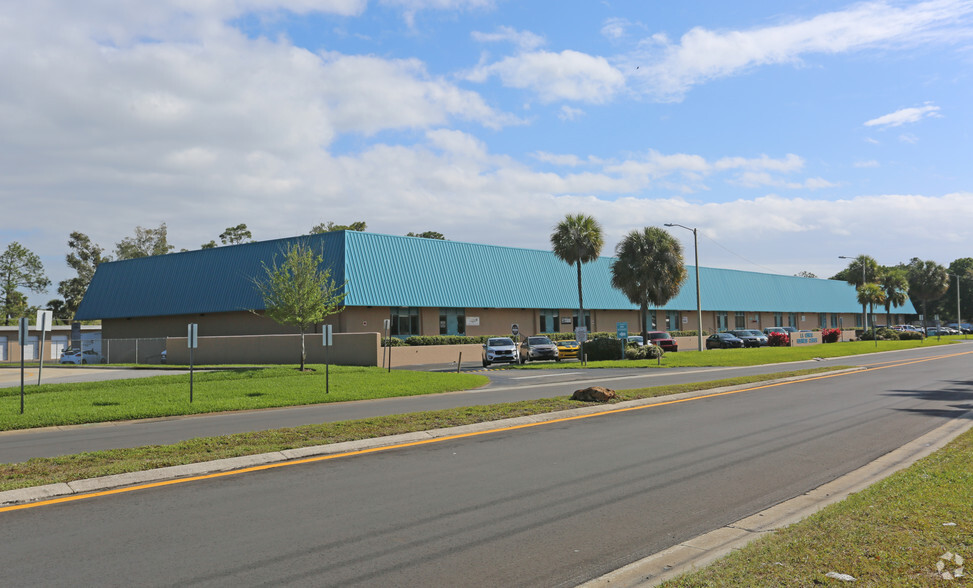 1271 La Quinta Dr, Orlando, FL for lease - Primary Photo - Image 1 of 2