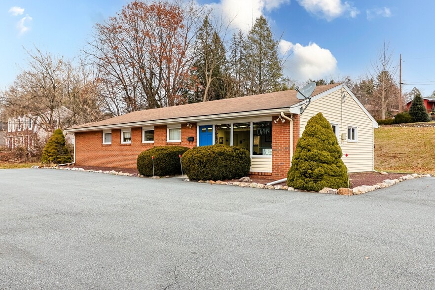 110 W Main St, Clinton Township, NJ for sale - Primary Photo - Image 1 of 17
