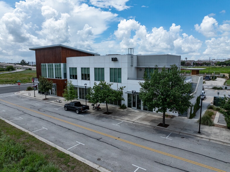 407 Stagecoach Trl, San Marcos, TX for lease - Building Photo - Image 3 of 8