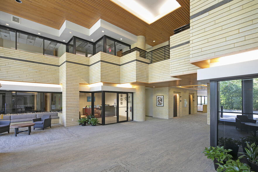 2600 Eagan Woods Dr, Eagan, MN for lease - Lobby - Image 3 of 6