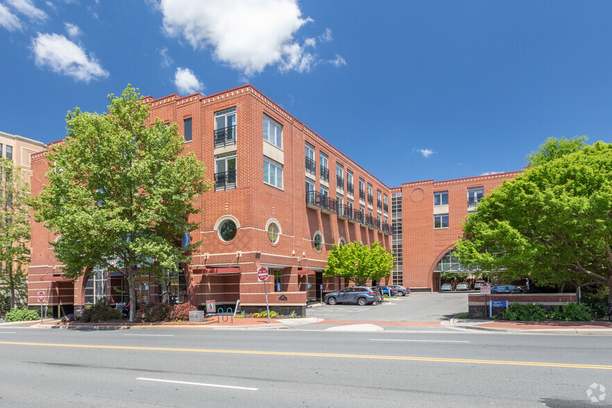 402 W Broad St, Falls Church, VA for lease - Primary Photo - Image 3 of 5