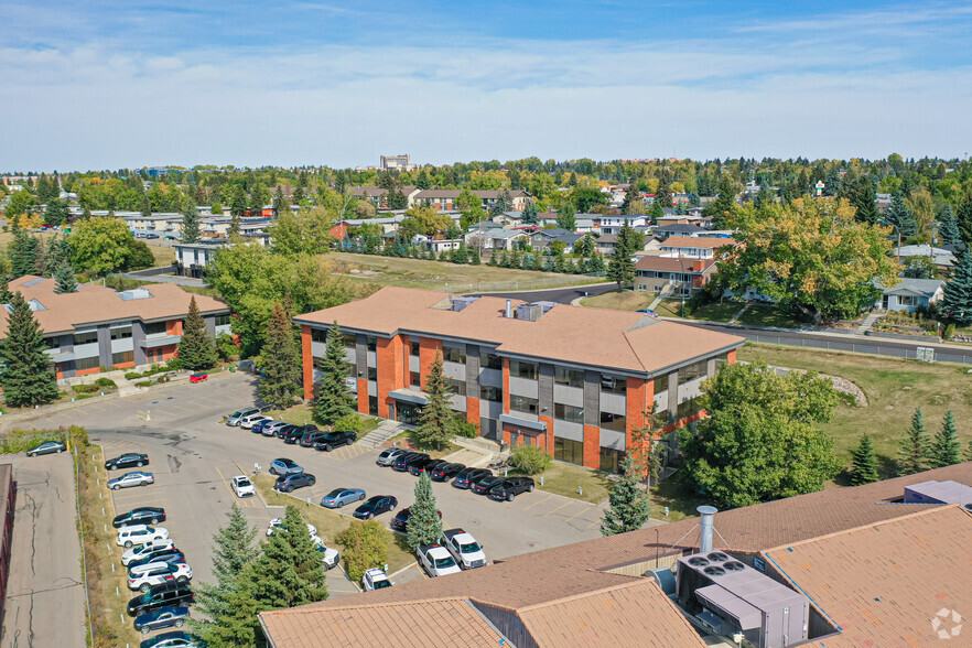 8 Manning Clos NE, Calgary, AB for lease - Building Photo - Image 1 of 2