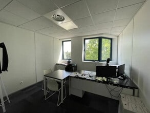 Office in Saint-Genis-Laval for sale Interior Photo- Image 2 of 10