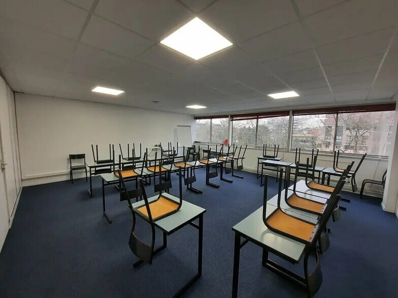 Office in Rouen for lease - Interior Photo - Image 2 of 11