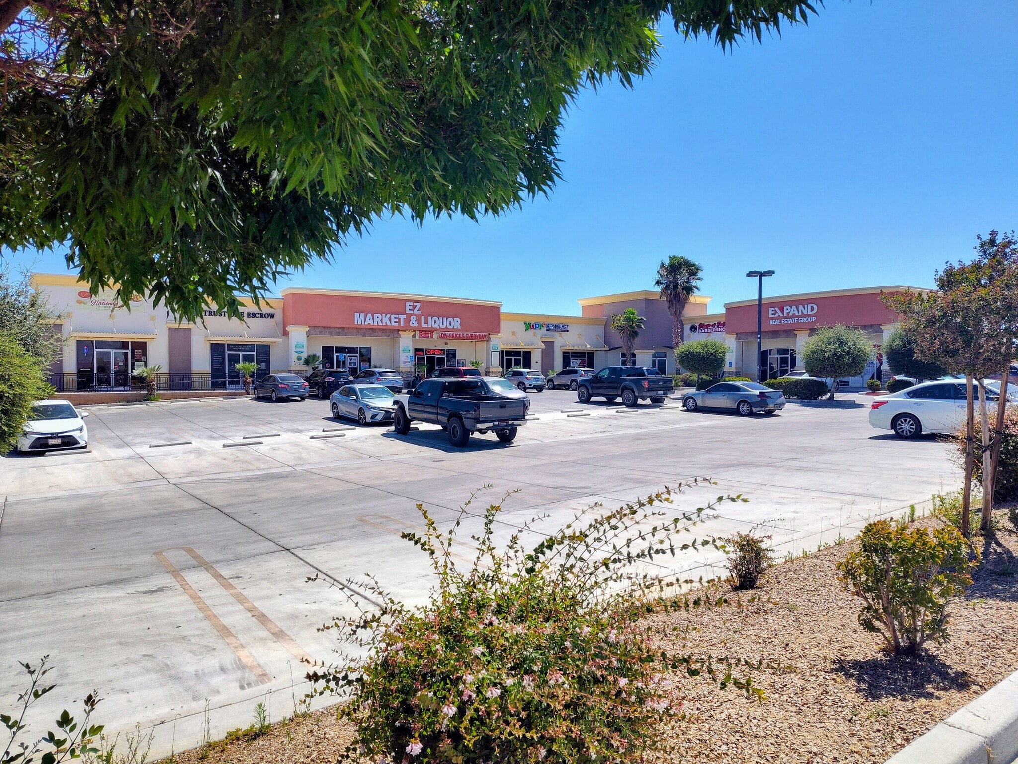11850 Hesperia Rd, Hesperia, CA for lease Interior Photo- Image 1 of 3