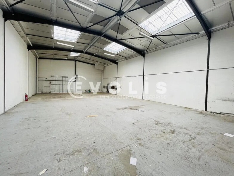 Flex in Pontault-Combault for lease - Interior Photo - Image 2 of 6