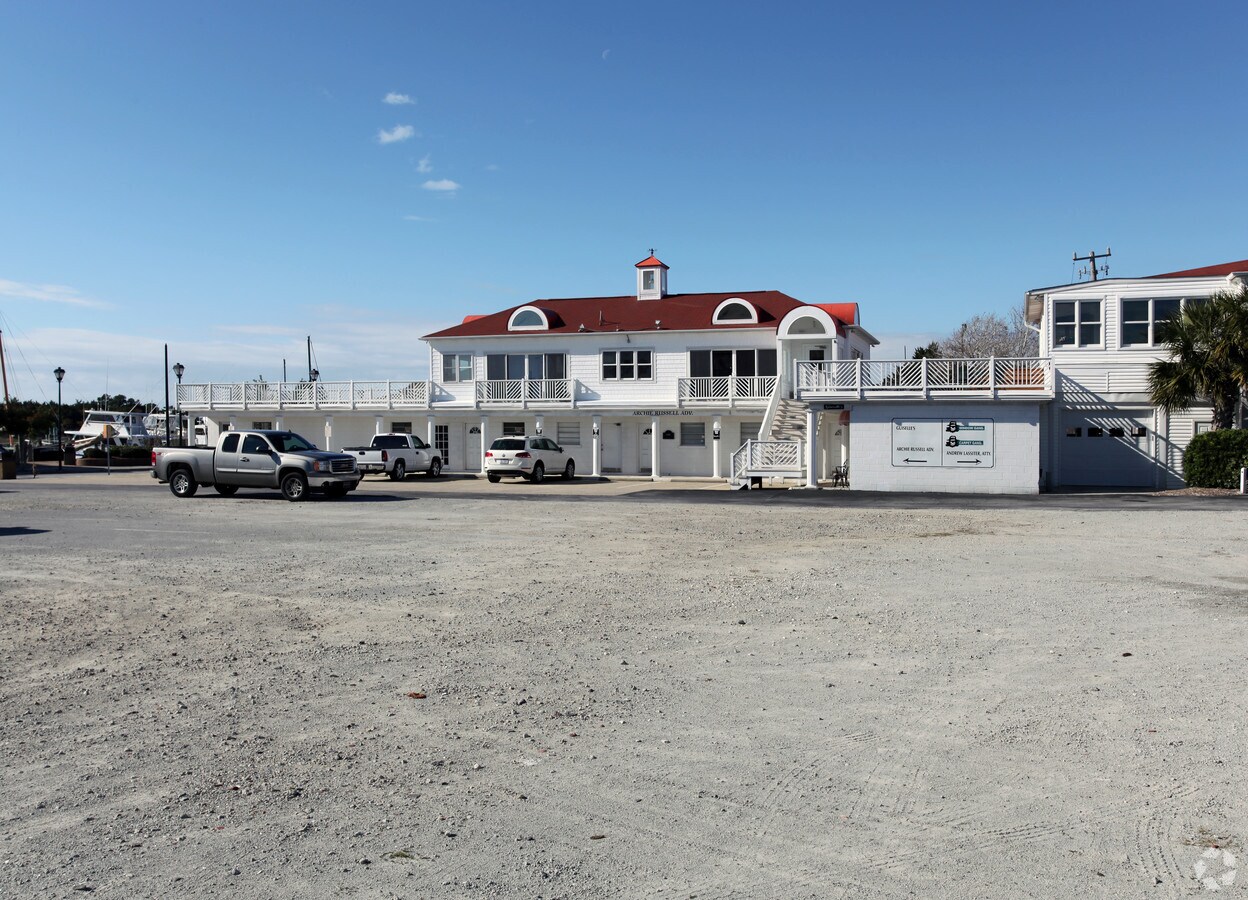 404 Evans St, Morehead City, NC 28557