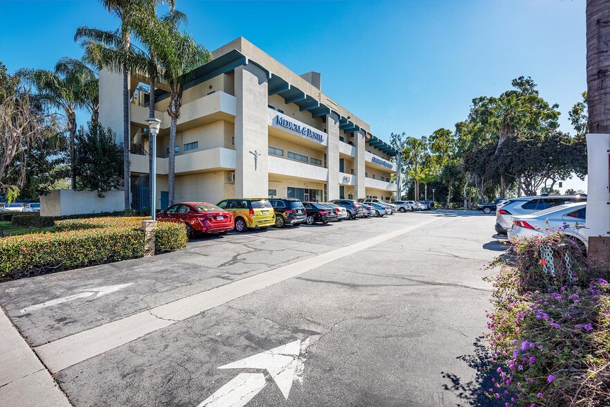 2700 N Bellflower Blvd, Long Beach, CA for lease - Building Photo - Image 1 of 14