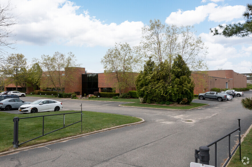 2100 Pacific St, Hauppauge, NY for lease - Building Photo - Image 1 of 6