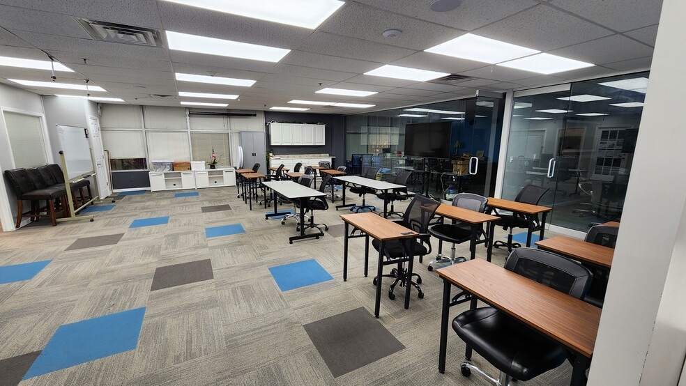 5018 Express Dr S, Ronkonkoma, NY for lease - Interior Photo - Image 2 of 6
