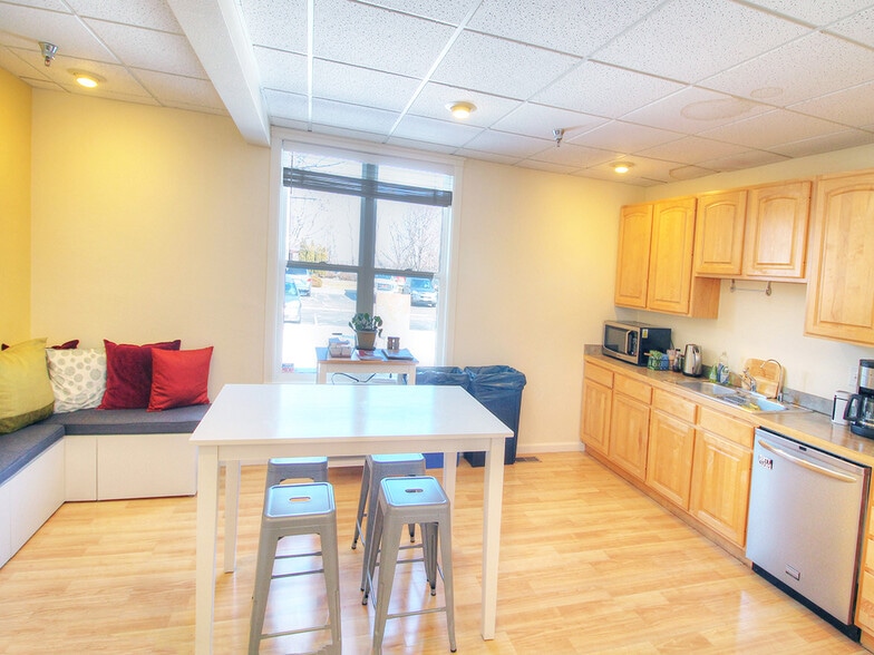 7102 La Vista Pl, Niwot, CO for lease - Interior Photo - Image 2 of 18