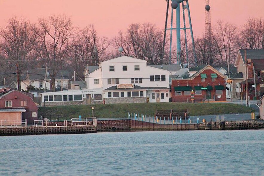 103 W Lakeshore Dr, Kelleys Island, OH 43438