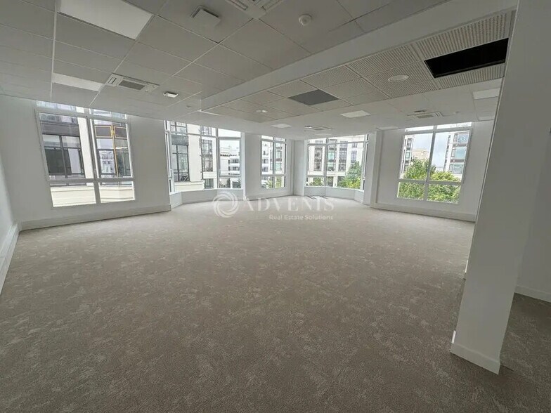 Office in Chessy for sale - Interior Photo - Image 1 of 6