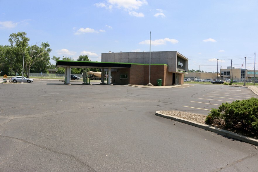 1101 Robert T Longway Blvd, Flint, MI for sale - Building Photo - Image 1 of 1