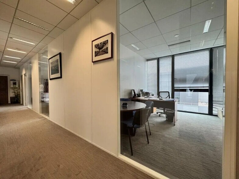 Office in Clichy for lease - Interior Photo - Image 3 of 11
