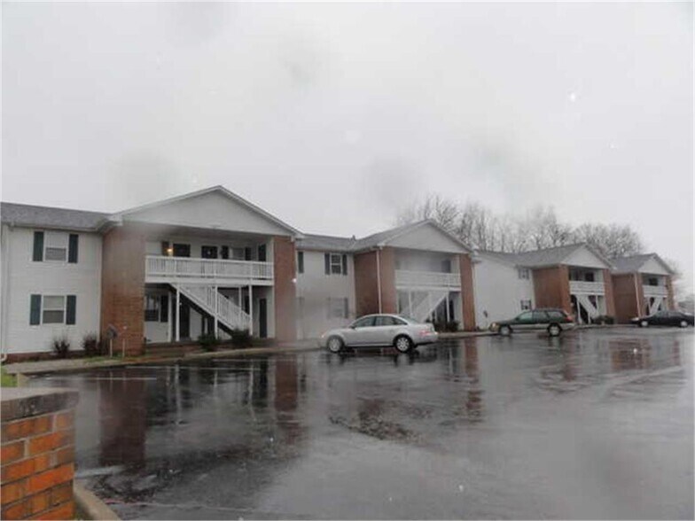 825 Old Rd, Bowling Green, KY 42101