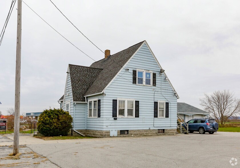 5851 Bay Rd, Saginaw, MI 48604