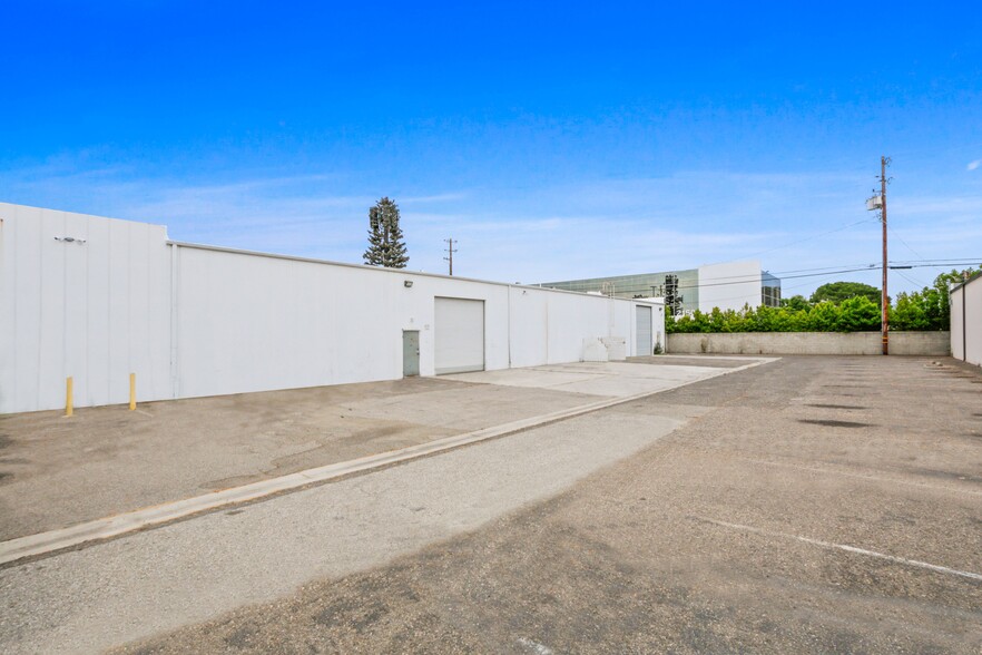 2220 S Dupont Dr, Anaheim, CA for sale - Building Photo - Image 3 of 4