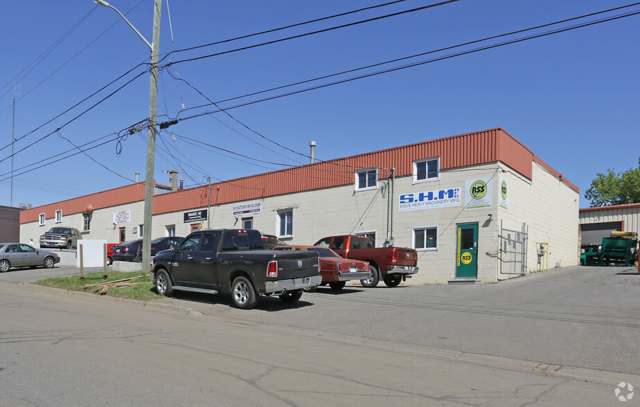 1019 Nelson St, Oshawa, ON for lease - Primary Photo - Image 1 of 7