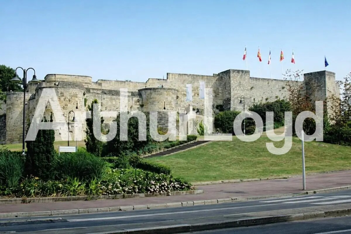 Retail in Caen for lease Building Photo- Image 1 of 2