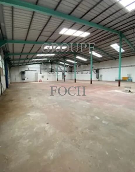 Flex in Lyon for lease - Interior Photo - Image 1 of 5